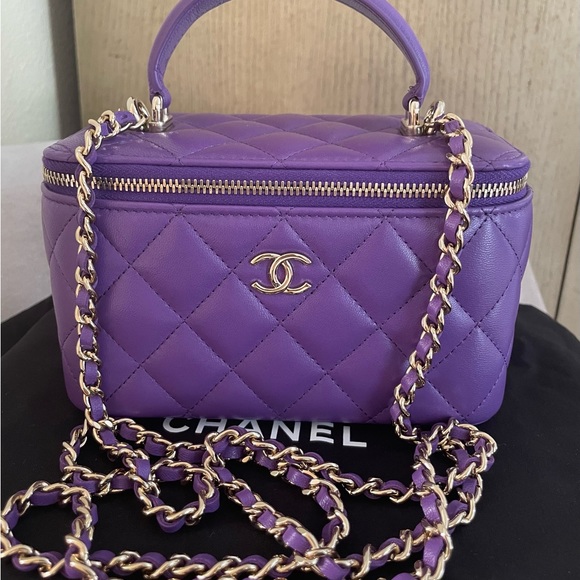 CHANEL Handbags - Chanel vanity bag in lambskin and light gold hardware